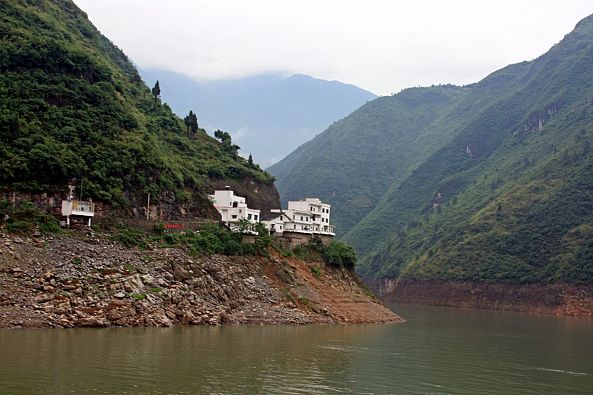 FLOATING DOWN THE YANGTZE-Robert W Dunlap