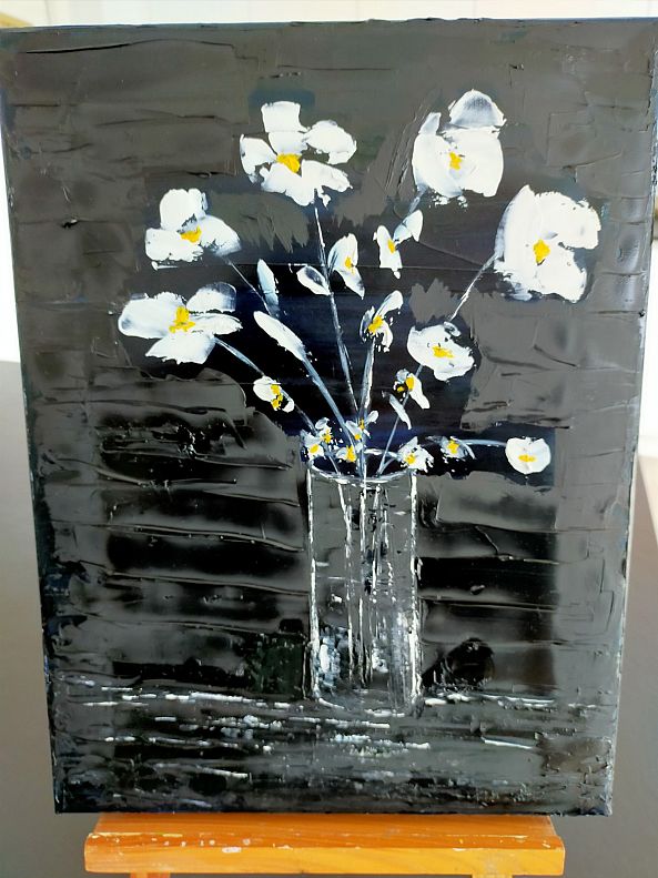 Fleurs blanches sur fond noir .-annick Ayoul