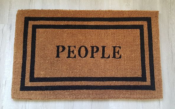PEOPLE / Doormat of the power.-Klaus Guingand