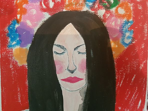 Femme en rouge à la couronne de fleurs-Andrea Pardineille